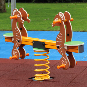 Balansoar pe arc 2 locuri cu diverse figurine UMJ1070